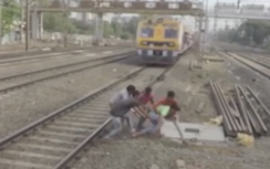 Video: Hoảng hồn thanh niên kẹt chân vào đường ray khi tàu lao tới