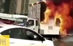Video: Xe tải cháy ngùn ngụt vẫn lao ầm ầm giữa phố đông