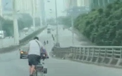 Video: Thanh niên "múa võ" trên xe máy náo loạn phố Hà Nội