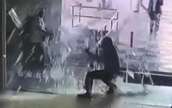 Video: Người đàn ông tự phi thân vào cửa kính vỡ vụn