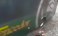 Video: Bị xe buýt đâm cuốn vào gầm vẫn khỏe mạnh ngồi... nhặt giày