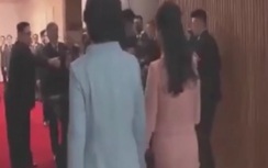 Video: Ông Kim Jong-un đã làm gì phóng viên để cho vợ đi qua?