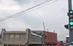 Video: Hàng đoàn "hung thần" vượt đèn đỏ khiến người đi đường khiếp vía