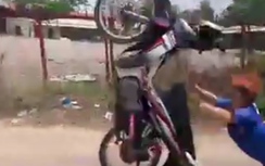 Video: Thanh niên "úp mặt vào lòng đất" sau cú bốc đầu kinh hãi