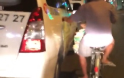 Video: Pha "đi nhờ" taxi của người đi xe đạp gây kinh hãi