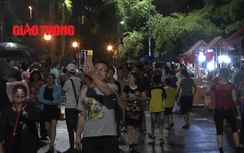 Video: Mặc trời mưa, "biển" người vây kín phố đi bộ Trịnh Công Sơn