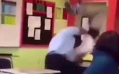 Video: Nam sinh đấm vào mặt thầy bị nhấc bổng ném thẳng xuống bàn