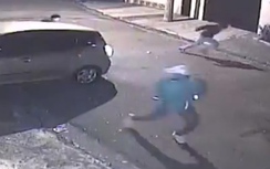 Video: Nữ tài xế rút súng, 3 tên cướp ô tô chạy "rẽ đất"
