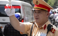 Video: CSGT xoay xở thế nào dưới "chảo lửa" ngày hè ở Hà Nội?