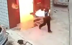 Video: Bình gas nổ rung nhà, người đàn ông bốc cháy như đuốc