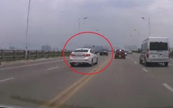 Video: Ô tô vượt kiểu "chết người" trên cầu Vĩnh Tuy