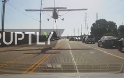 Video: Cận cảnh máy bay sượt đầu nhiều ôtô, hạ cánh giữa ngã tư
