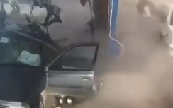 Video: Đang đổ xăng, ô tô nổ như bom khiến người văng tứ tung