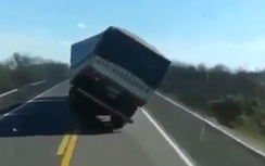 Video: Xe tải mất lái, thùng hàng nhảy như... "ma làm"