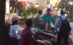 Tài xế taxi đạp đổ xe máy, dọa đánh người giữa phố Hà Nội?