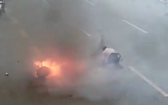 Video: Xe máy điện cháy dữ dội, người đàn ông quằn quại dưới đường