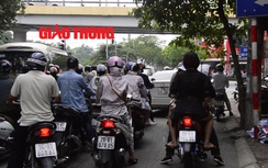 Video: Cảnh tượng bực mình khi dừng đèn đỏ ở Hà Nội