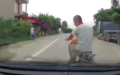 Video: Cụ ông đạp xe sang đường khiến tài xế ôtô phanh... "cháy lốp"