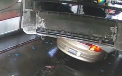 Video: Hoảng hồn máy rửa xe tự động đổ sập, đè nghiến ô tô