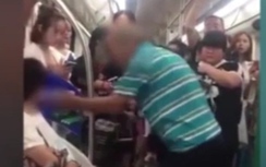 Video: Không được nhường ghế, cụ ông tát người phụ nữ "nổ đom đóm"