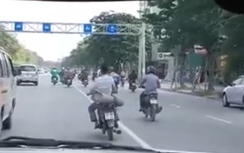 Video: Thanh niên đầu trần chở "tử thần" lạng lách, đánh võng giữa phố