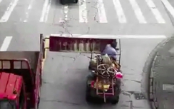 Video: Cửa thùng xe tải văng trúng mặt, "hạ gục" lái xe ba gác