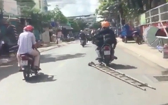 Video: Hai thanh niên kéo lê thang trên đường khiến nhiều người hãi hùng