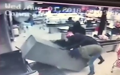 Video: Băng cướp xông vào siêu thị khuân cây ATM lên xe tẩu thoát