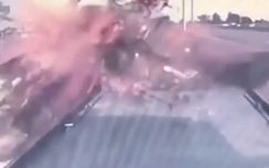 Video: Dừng xe trên cao tốc, ô tô bị đâm vỡ tan tành