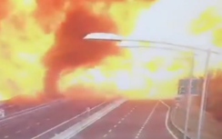 Video: Đâm ôtô tải trên cao tốc, xe bồn nổ dữ dội như bom