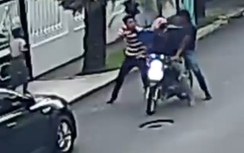Video: Vừa phóng xe gần khổ chủ, hai tên cướp bị đánh sấp mặt
