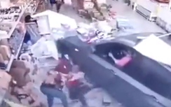 Video: Nữ tài xế "cày" nát cửa hàng tạp hóa vì nhầm chân ga