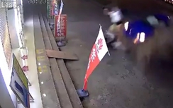Video: Ôtô đâm bay người phụ nữ lên không trung, văng vào nhà dân