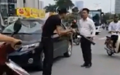 Thanh niên vác điếu cày dọa đánh tài xế ôtô giữa phố Hà Nội