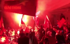 Video: Pháo sáng, pháo bông "cháy" cùng hàng vạn người dân Hà Nội