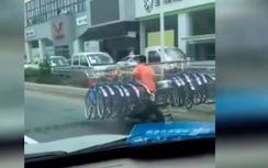 Video: Người đàn ông đi xe máy một tay... gánh 16 chiếc xe đạp