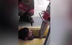 Video: Thanh niên kẹt đầu giữa đường ray tàu hỏa vì... cãi nhau