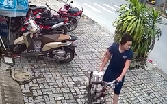 Video: Thanh niên cẩn thận cất xe máy rồi "nhảy" xe đạp ven đường