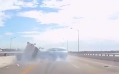 Video: Vượt ẩu, hai ôtô đâm dải phân cách nát đầu giữa cao tốc