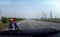 Video: Ôtô đâm bay xe máy phóng ngược chiều trên cao tốc HN-Bắc Giang