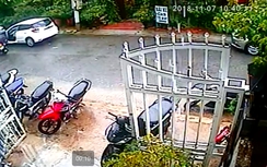 Nữ tài xế mở cửa ôtô, người đi xe máy đập mặt xuống đường