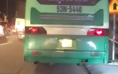 Video: Xe buýt chồm lên vỉa hè, phóng "điên cuồng" náo loạn QL1