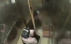 Video: Khó tin, "yêu râu xanh" bị bé gái hạ gục trong thang máy