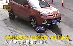 Video: Ngồi xổm nghịch điện thoại, cô gái bị ô tô cán lên người