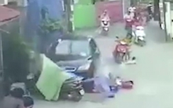 Video: Ô tô đâm vỡ quán, ủi hàng loạt người giữa phố Hà Nội