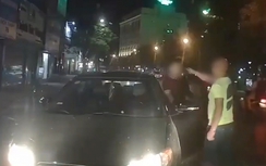 Video: Tài xế ô tô suýt bị đánh vì bật đèn pha gây chói