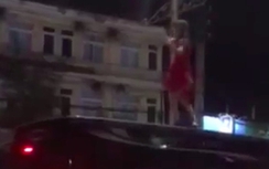 Video: Nhóm người vật lộn giải cứu thiếu nữ nhảy múa trên nóc ôtô