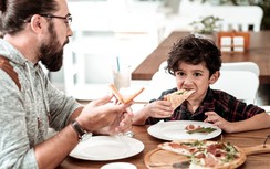 Mỹ bùng tranh cãi cha mẹ đến trường ăn trưa cùng con