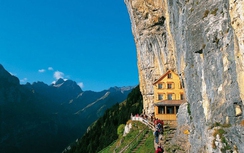 Nhà hàng nằm trên vách núi cheo leo mà vẫn hút khách