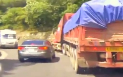 Ôtô vượt xe tải nguy hiểm trên đèo Bảo Lộc